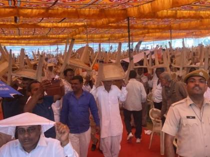 started raining on arrival of cm gehlotin ajmer workers started running with chairs as soon as hail fell | मुख्यमंत्री येताच पाऊस सुरू झाला, गारा पडल्या; कार्यकर्त्यांनी खुर्च्या डोक्यावर घेऊन पळ काढला