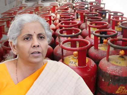 finance minister nirmala sitharaman visit to village women ask to reduce cooking gas price | Nirmala Sitharaman : "सिलिंडर स्वस्त करा"; अर्थमंत्री निर्मला सीतारामन गावात पोहोचताच महिलांनी घातला घेराव