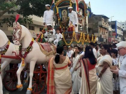 The chariot was pulled in Solapur for two hours chanting 'Bhagwan Mahavir Ki Jai' | 'भगवान महावीर की जय'चा जयघोष करीत सोलापुरात रथ ओढला दोन तास