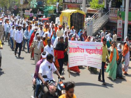 The protest march of the citizens of Khanapur area on Parabhani Municipality | कर भरूनही सुविधा नाहीत; खानापूर भागातील नागरिकांचा मनपावर आक्रोश महामोर्चा