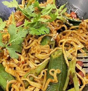 अरे हे काय खाताय? ट्विटरवर रंगली ‘भेंडी नुडल्स’ची चर्चा, लोक म्हणाले बिचारी भेंडी