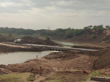 bus has started from the temporary bridge over Purna river in Gandhigram | ...अखेर गांधीग्रामच्या पुर्णा नदीवरील अस्थाई पुलावरून बस वाहतुक सुरू