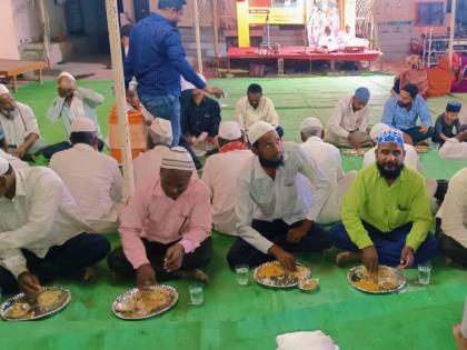 Iftar queue for Muslim brothers during Harinam week; A commendable initiative by Patoda villagers of Beed district | हरीनाम सप्ताहात मुस्लिम बांधवासाठी इफ्तारची पंगत; पाटोदा ग्रामस्थांचा स्तुत्य उपक्रम