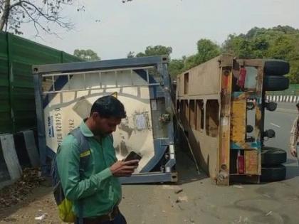 Tanker overturns at Karnala pass near Panvel, driver slightly injured | पनवेलजवळील कर्नाळा खिंडीत टँकर उलटला, चालक किरकोळ जखमी 