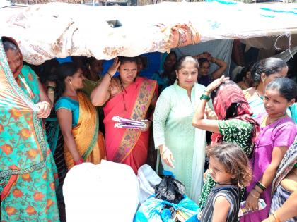 Distribution of sanitary pads to 300 women in Appa Pada, Malad, Mumbai | मुंबईच्या मालाडमधील आप्पा पाडा येथील ३०० महिलांना सॅनिटरी पॅडचे वाटप