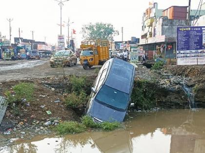 The four-wheeler fell into a pothole on the highway; Three people escaped unharmed | महामार्गावरील पुलाच्या खड्ड्यात पुन्हा अपघात; चारचाकी काेसळली, तिघेजण बालंबाल बचावले