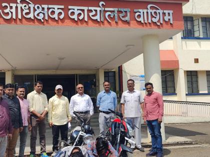 Bikes, mobiles stolen in Washim; 1.25 lakhs seized | वाशिममध्ये दुचाकी, मोबाईल चोरटे पकडले; १.२५ लाखांचा मुद्देमाल जप्त