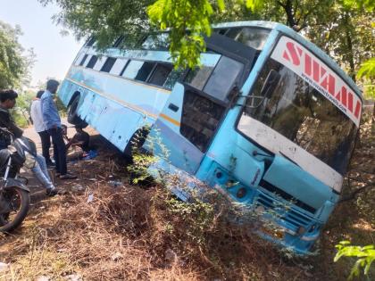 The steering rod of a speeding private bus suddenly broke; The accident was averted by the driver's intervention | भरधाव खाजगी बसचा अचानक स्टेअरिंग रॉड तुटला; चालकाच्या प्रसंगावधानाने अनर्थ टळला