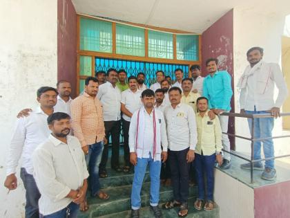 'Initiate MGNREGA's e-muster'; The protesters locked the Pathri Panchayat Samiti office | 'मनरेगाचे ई-मस्टर सुरू करा'; आंदोलकांनी पाथरी पंचायत समिती कार्यालयाला ठोकले कुलूप