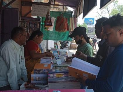 Old book market in Jalgaon down, 50 percent drop in customers | जळगावमध्ये जुन्या पुस्तकांचा बाजार उतरला, ग्राहकांमध्ये ५० टक्के घट