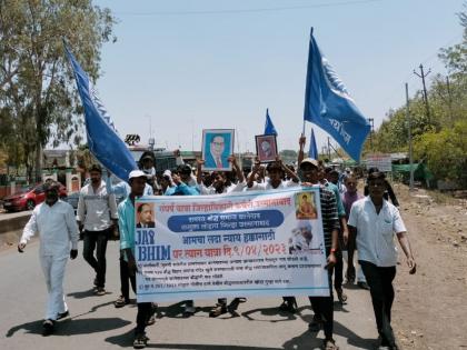 Buddhist families of Kanegaon, suffering from the villagers, went on a pilgrimage of 44 km | ग्रामस्थांच्या दुजाभावाने व्यथित कानेगावातील बौध्द बाधवांची घरत्याग यात्रा, ४४ किमीची पायपीट