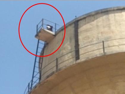 lady veeru why woman climbed on water tank recreation of sholay drama scene | लेडी वीरू! सासरच्यांवर नाराज झालेल्या महिलेचा 'शोले' स्टाईल हायव्होल्टेज ड्रामा; केलं असं काही...