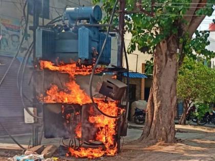 OMG! An electrical dp on road suddenly caught fire; Incident at Sai Corner of Parbhani | अरे बापरे! भररस्त्यातील विद्युत रोहित्राने अचानक घेतला पेट; परभणीच्या साई कॉर्नर येथील घटना