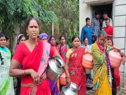 Village in darkness for three days; The angry villagers locked up the technician along with the engineer of Mahavitaran | तीन दिवसांपासून गाव अंधारात; संतप्त ग्रामस्थांनी महावितरणच्या अभियंत्यासह तंत्रज्ञाला कोंडले