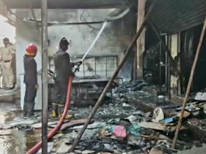 Massive fire at a clothing shop in Bhiwandi; A major accident was averted by the vigilance of the fire brigade and citizens | भिवंडीत कपड्याच्या दुकानाला भीषण आग; अग्निशमन दल व नागरिकांच्या सतर्कतेने मोठी दुर्घटना टळली