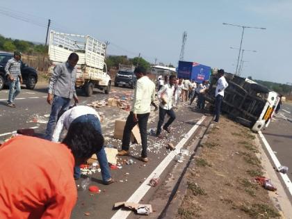 travelers looted candy, biscuits, sonpapadi from overturned pickups on Dhule- Solapur Highway | अरेरे! उलटलेल्या पिकअपमधील गोळ्या, बिस्कीट, सोनपापडी लुटण्यासाठी वाटसरूंची झुंबड