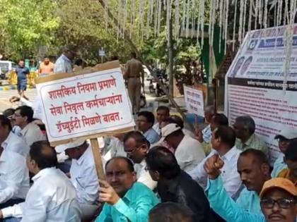 Engineering college employees protest in front of Thane Collector's office against arbitrariness with pending demands! | प्रलंबित मागण्यांसह मनमानी विरोधात अभियांत्रिकी महाविद्यालयाच्या कर्मचाऱ्यांचे ठाणे जिल्हाधिकारी कार्यालयासमोर आंदोलन!