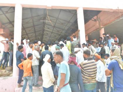 Turmeric auction online, offline confusion; In Hingoli, the process was stopped due to the opposition of the farmers | हळद लिलावाचा ऑनलाईन-ऑफलाईन गोंधळ; हिंगोलीत शेतकऱ्यांच्या विरोधाने प्रक्रिया ठप्प