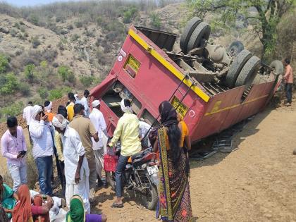 Brake failed at Buttenath Ghat, the driver swerved to save the bus from plunging into the valley | ऐन घाटात ब्रेक फेल होऊन बस दरीजवळ उलटली; चालकाच्या प्रसंगावधानाने ७० प्रवासी बचावले!