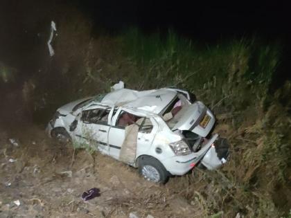 The driver lost control and the car overturned; Two people were seriously injured | वळणावर चालकाचे नियंत्रण सुटल्याने कार उलटली; दोघेजण गंभीर जखमी