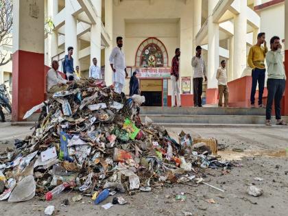 Unsanitary in Shivaji Maharaj Chowk; Enraged Shivaji lovers took the garbage to the Dharashiv municipality | शिवाजी महाराज चौकाच्या स्वच्छतेकडे दुर्लक्ष; संतापलेल्या शिवप्रेमींनी पालिकेत टाकला कचरा