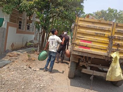 Soil filled with waste to increase weight, pride of 'Watergrace' employees in jalgaon | वजन वाढविण्यासाठी कचऱ्यात भरली माती, ‘वॉटरग्रेस’ कर्मचाऱ्यांचा प्रताप