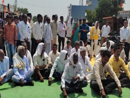 Farmers of 11 villages took to the streets; Demand for crop insurance, drought subsidy, loan waiver | ११ गावातील शेतकरी उतरले रस्त्यावर; पिकविमा, दुष्काळी अनुदान, कर्ज माफीची केली मागणी 