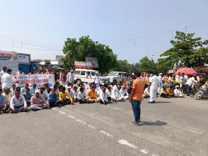 Deprived of help from heavy rains, farmers are aggressive; Rastraroko on Ambad - Pathari road | अतिवृष्टीच्या मदतीपासून वंचित शेतकरी आक्रमक; अंबड - पाथरी मार्गावर रास्तारोको