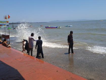 Waves at Alibaug Beach; Citizens along with tourists also had fun | अलिबाग समुद्रकिनारी लाटांचा खेळ; पर्यटकांसह नागरिकांनीही लुटली मजा