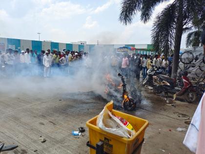 the thrill of a burning bike; Bechirakh became two electric bikes! | बर्निंग बाईकचा थरार; पाहता पाहता बेचिराख झाल्या दोन ईलेक्ट्रिक बाईक!