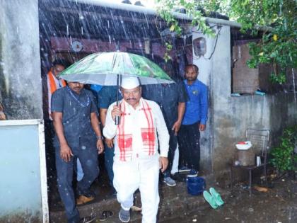 Even today, the impact of untimely; Agriculture Minister Abdul Sattar inspected the damaged area during heavy rains | 'धीर धरा सरकार तुमच्या पाठीशी', भर पावसात कृषिमंत्री अब्दुल सत्तार नुकसानग्रस्तांच्या दारी!