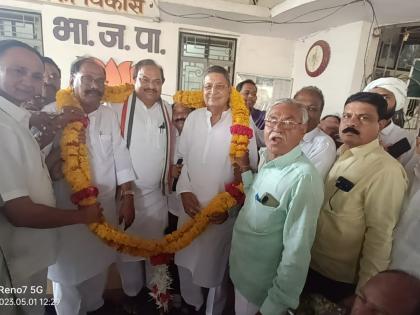 The NCP leaders celebrated the victory in the market committee by going to the residence of the BJP MLA | बाजार समितीतील विजयाचा जल्लोष राष्ट्रवादीच्या नेत्यांनी भाजप आमदाराच्या निवासस्थानी जाऊन केला साजरा