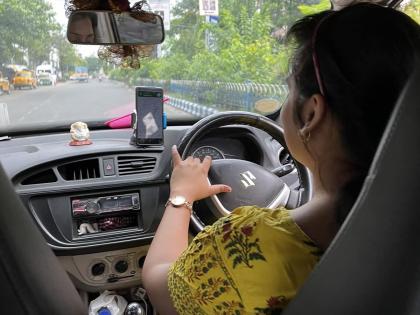 inspiring btech engineer woman uber driver kolkata facebook viral | लेक असावी तर अशी! कुटुंबासाठी B.Tech इंजिनियर मुलगी बनली कॅब ड्रायव्हर, जिद्दीला सलाम