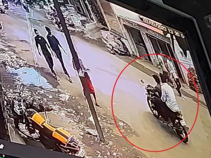 A bag worth 4 lakhs was stolen by throwing itchy powder on a couple on a two-wheeler | दुचाकीवरील दाम्पत्यावर खाजेची पावडर टाकून पळविली ४ लाखांची बॅग