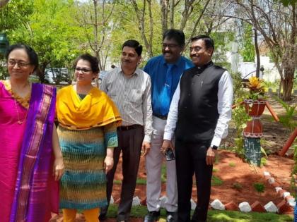 Warli painting on wood; Take a natural selfie at Solapur University | लाकडांवर वारली पेंटिंग; सोलापूर विद्यापीठात घ्या नॅचरल सेल्फी