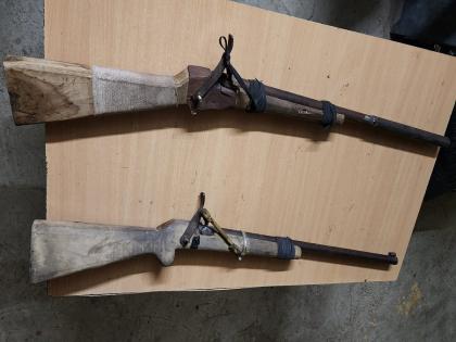 Illegal weapon seized in Jalana; Two persons carrying village guns in sacks arrested | संशय येऊ नये म्हणून गोणीत गावठी बंदुका घेऊन दोघे चालत निघाले, तरीही अडकले