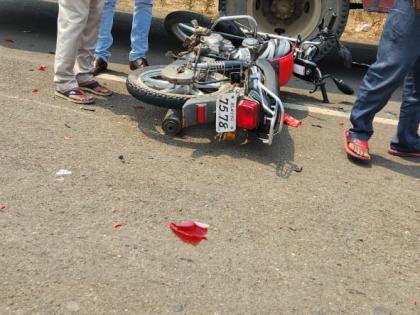 ST bus and bike collide head-on in Nandurbar; One person died on the spot | नंदुरबारमध्ये एसटी बस व दुचाकीची समोरासमोर धडक; एकजण जागीच ठार