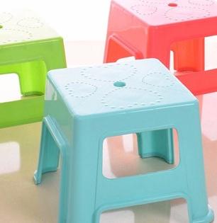 प्लास्टिकच्या स्टूलला छिद्र का असते? फक्त सजावटीसाठी की आणखी काही कारण..