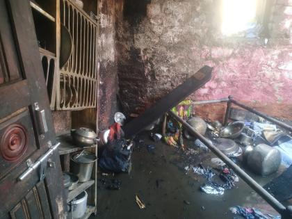 Due to the gas explosion, household items in the house got burnt | गॅसचा स्फोट झाल्याने घरातील संसारोपयोगी साहित्य जळून खाक