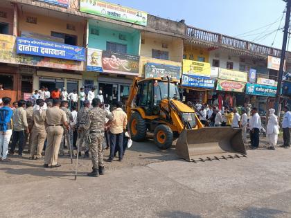 Hammer on encroachment on Latur's Shirur Anantapal State Road | लातूरच्या शिरूर अनंतपाळ राज्य मार्गावरील अतिक्रमणावर हातोडा