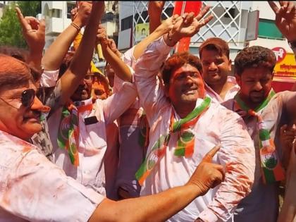 Congress workers cheer in Solapur after Karnataka results | कर्नाटकच्या निकालानंतर सोलापुरात काँग्रेसच्या कार्यकर्त्यांचा जल्लोष