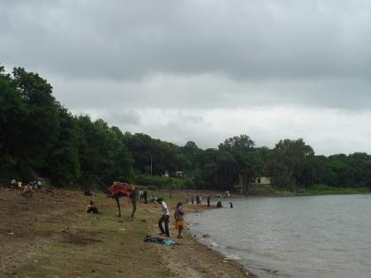 Two girls who went to wash clothes died after slipping in the dam | कपडे धुवायला गेलेल्या दोन मुलींचा पाय घसरून धरणात मृत्यू, बुलढाणा जिल्ह्यातील सर्व मुली