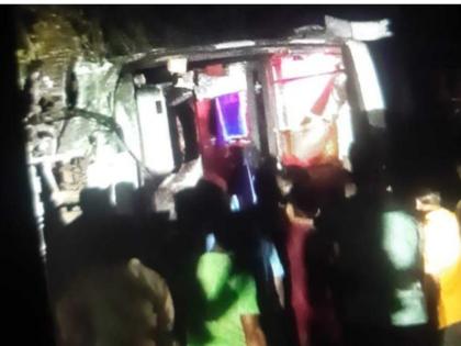 bus departing from Devgad accident at Wanzole 18 injured | देवगडहून निघालेल्या आरामबसला वांझोळे येथे अपघात, १८ जण जखमी