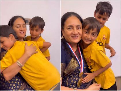 actor riteish deshmukh genelia son win gold medal give to grandmother see video | रितेशच्या मुलांनी गळ्यातलं गोल्ड मेडल उतरवलं अन्..; जेनेलियाच्या संस्कारांचं होतंय कौतुक