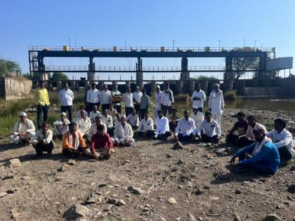 Protest of villagers in front of Ghansargaon barrage demanding release of water for farming | 'आधी पूल बनवा नंतर पाणी सोडा'; घनसरगाव बॅरेजेससमोर ग्रामस्थांचे आंदोलन