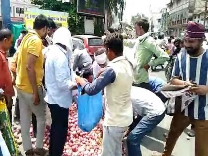 harda free onion khandwa people gather in large number machi loot why farmer did it | अरे देवा! कवडीमोलाचा भाव मिळताच निराश शेतकऱ्याने फुकटात वाटला कांदा; लोकांची मोठी गर्दी