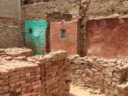 etawah moghul era gold brick and silver coin pot found during excavation of old house in auraiya | घराच्या खोदकामादरम्यान सापडला मौल्यवान खजिना; सोन्याची वीट घेऊन पळाला मजूर