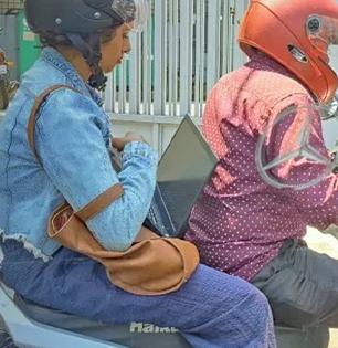 कामाला जायला उशीर झाला, त्यात डेडलाइन डोक्यावर? बाइकवर लॅपटॉप उघडून काम करणाऱ्या ‘तिचं’ काय चुकलं?