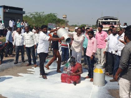 Govt protests by pouring milk on streets in Solapur; Farmers' organization aggressive for increase in milk price | सोलापूरमध्ये रस्त्यावर दूध ओतून सरकारचा निषेध; दूध दरवाढीसाठी शेतकरी संघटना आक्रमक