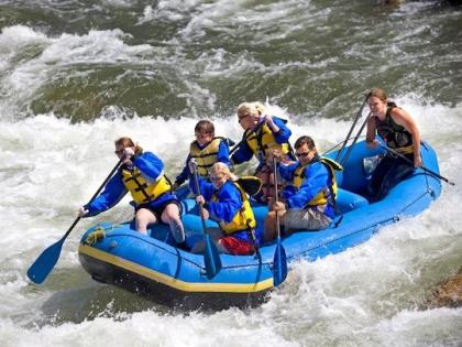 violent fight breaks out among tourists during river rafting in rishikesh watch video | Video - दे दणादण! राफ्टिंगदरम्यान पर्यटकांमध्ये हाणामारी; जीव वाचवण्यासाठी गंगेत घेतली उडी